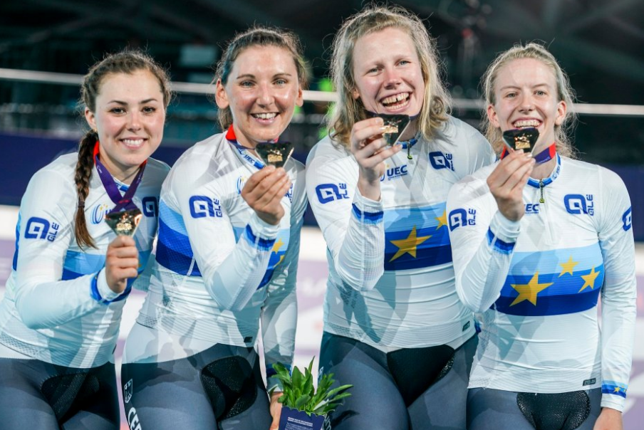 All smiles from the winners of the women's team pursuit in track cycling after earning first gold for the Munich 2022 hosts ©Munich 2022