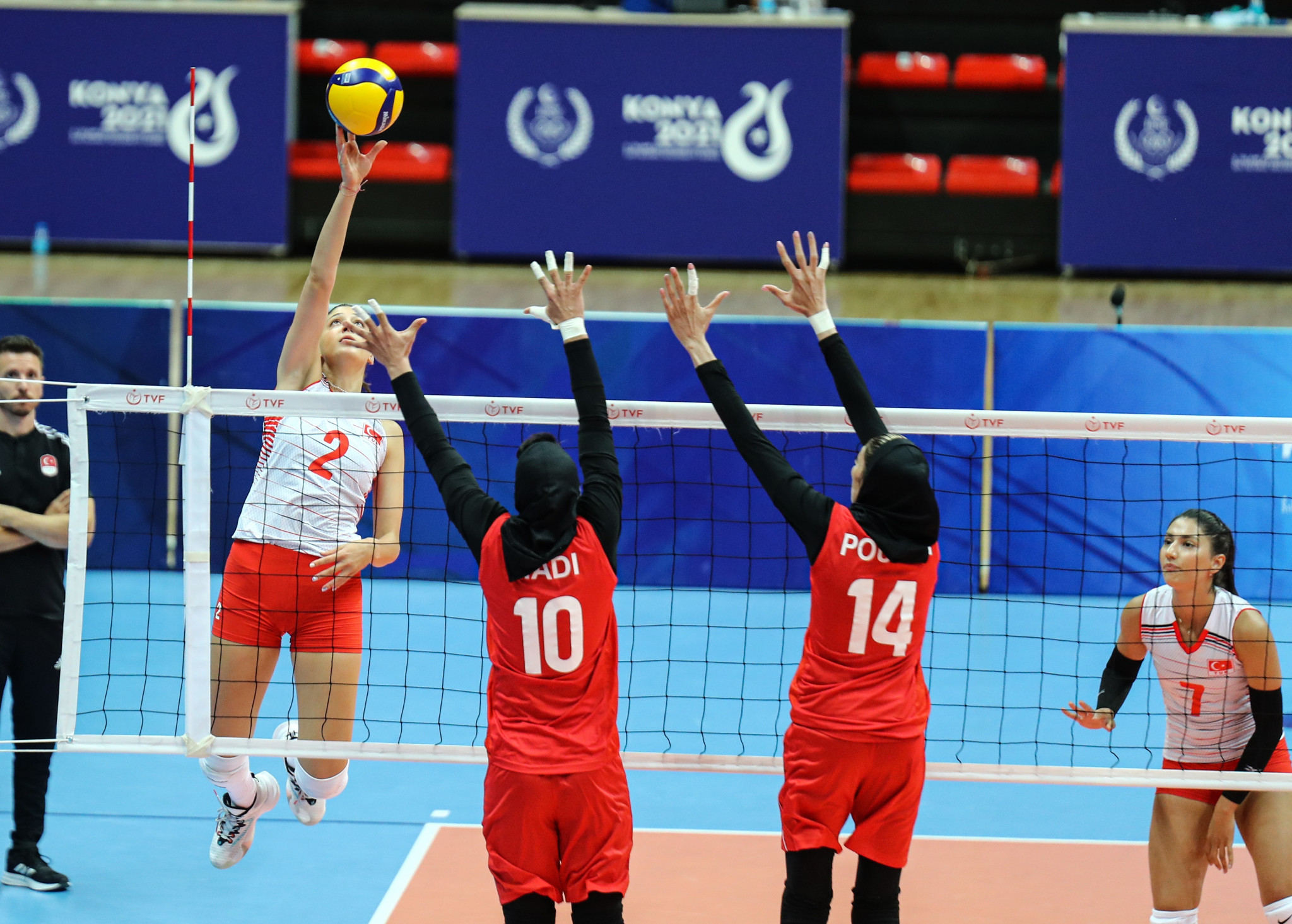 Hosts Turkey claimed a straight-sets victory over Iran in the women's volleyball group stage ©Konya 2021