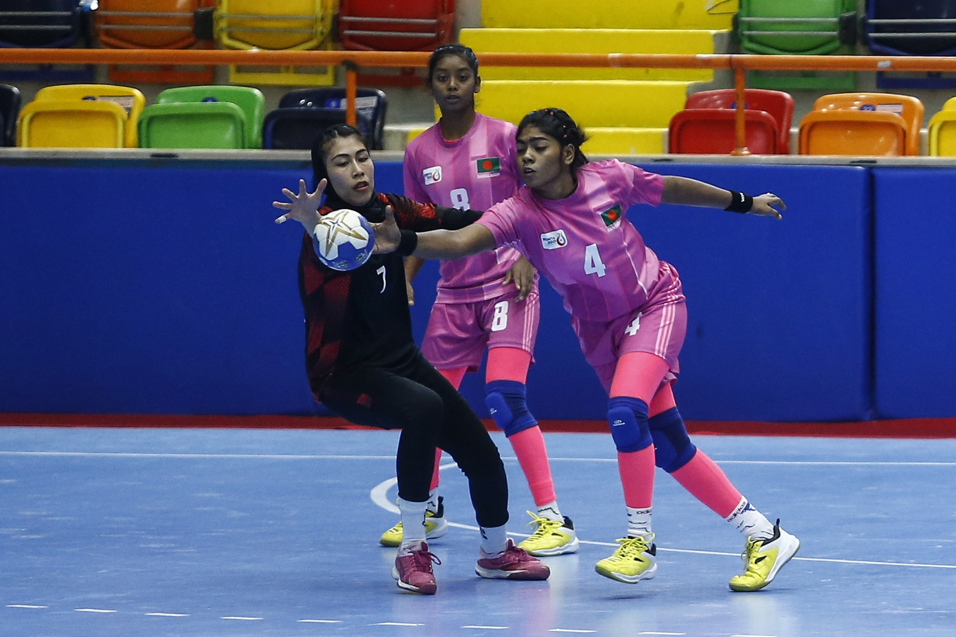 Bangladesh and Afghanistan go head-to-head in the women's handball competition ©Konya 2021