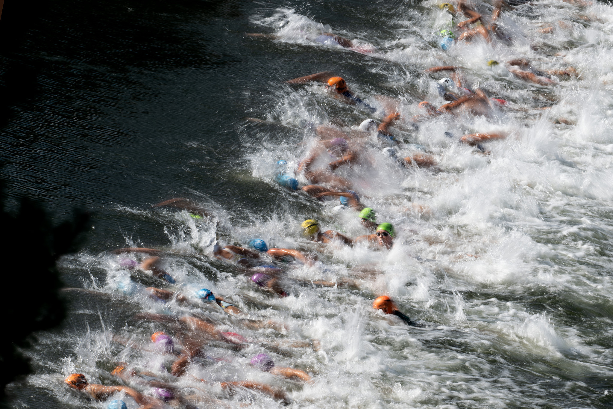 Women triathletes during the swimming stage at Munich 2022 ©Getty Images 