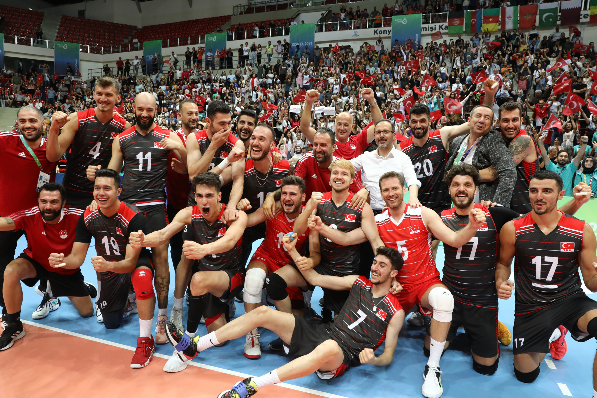 Turkish players celebrate after beating Iran 3-2 in a group decider to advance to the men's volleyball semi-finals ©Konya 2021