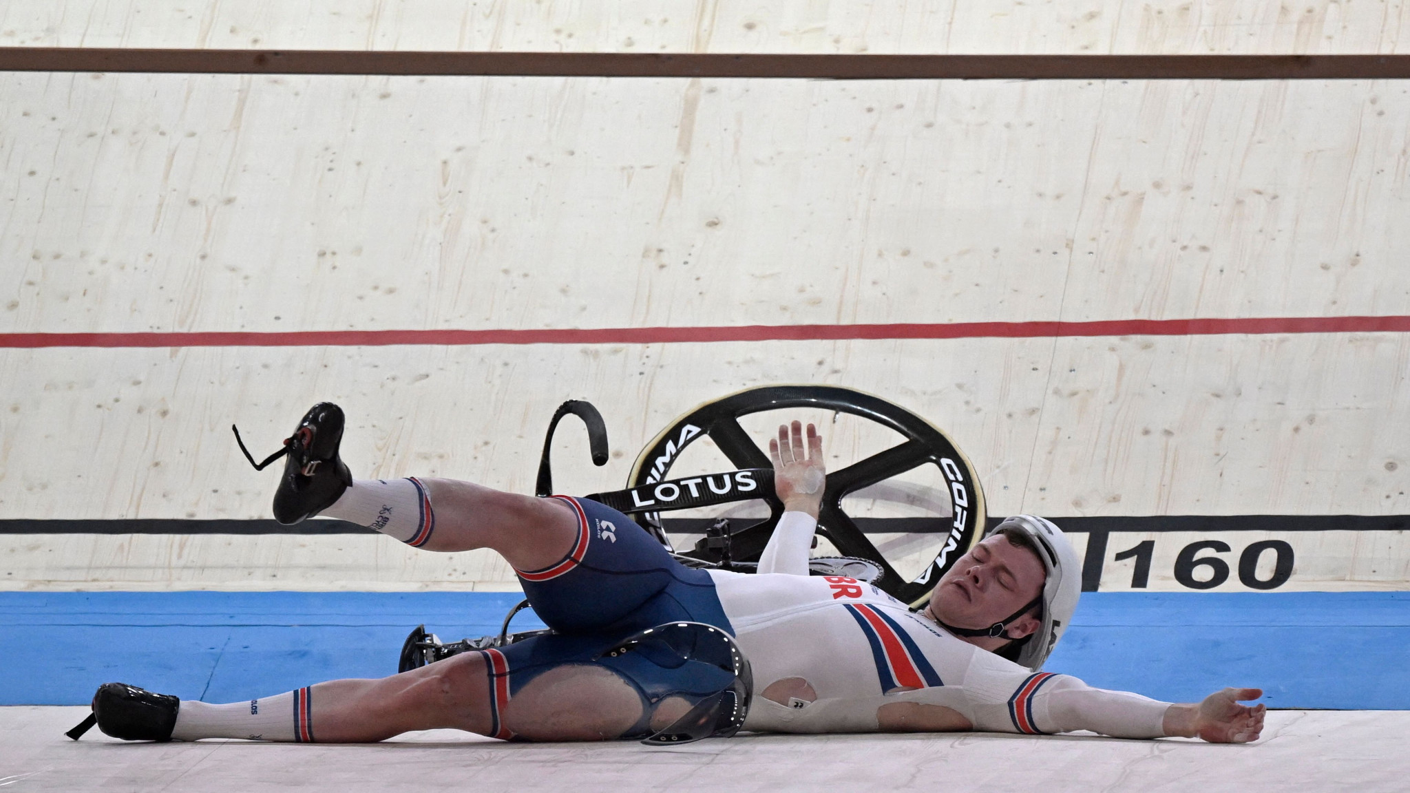 Jack Carlin suffered a crash in the men's sprint, but still competed in the final ©Getty Images