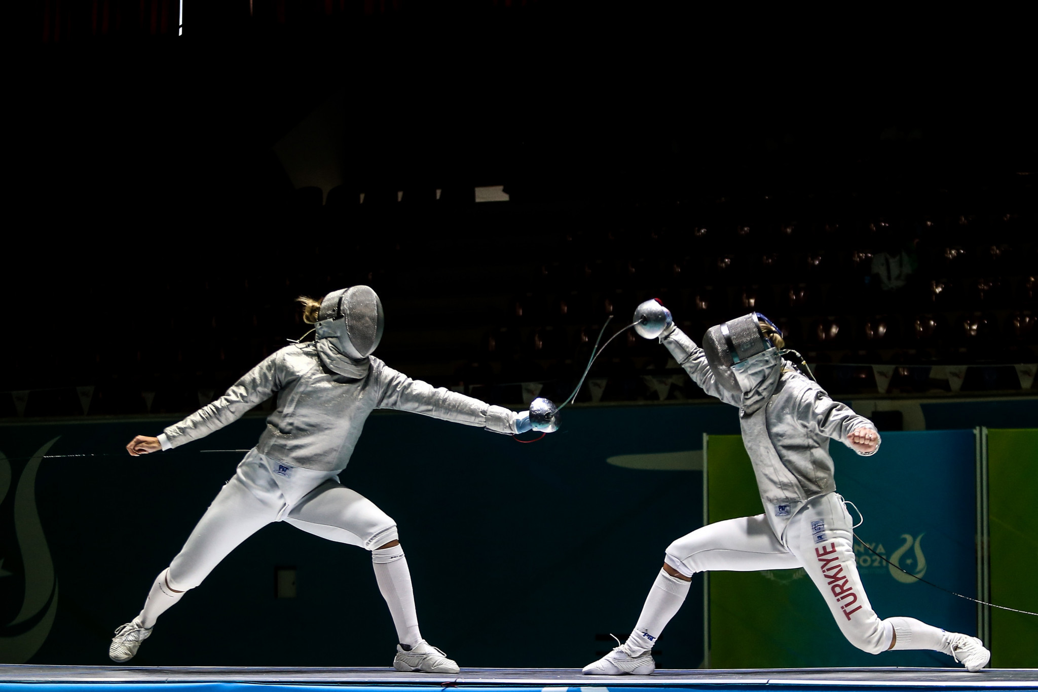 Iryna Shchukla of Turkey, right, edged Palina Kaspiarovich of Azerbaijan to win women’s sabre individual gold ©Konya 2021
