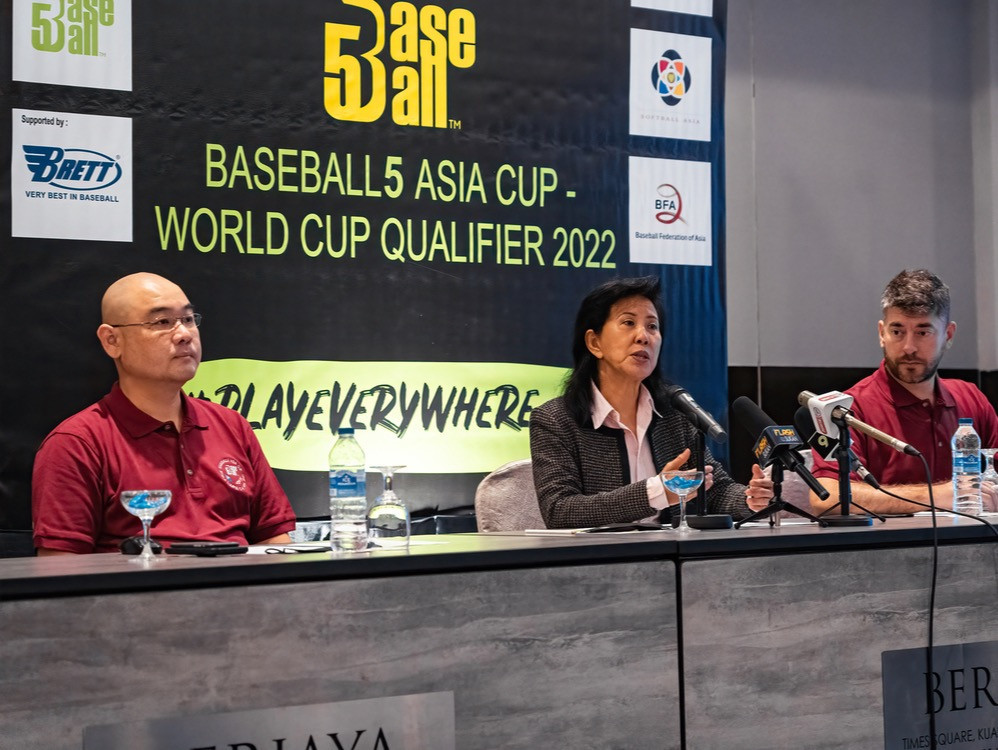 WBSC secretary general and Beng Choo Low, centre, is in Kuala Lumpur for the Baseball5 Asia Cup  ©WBSC