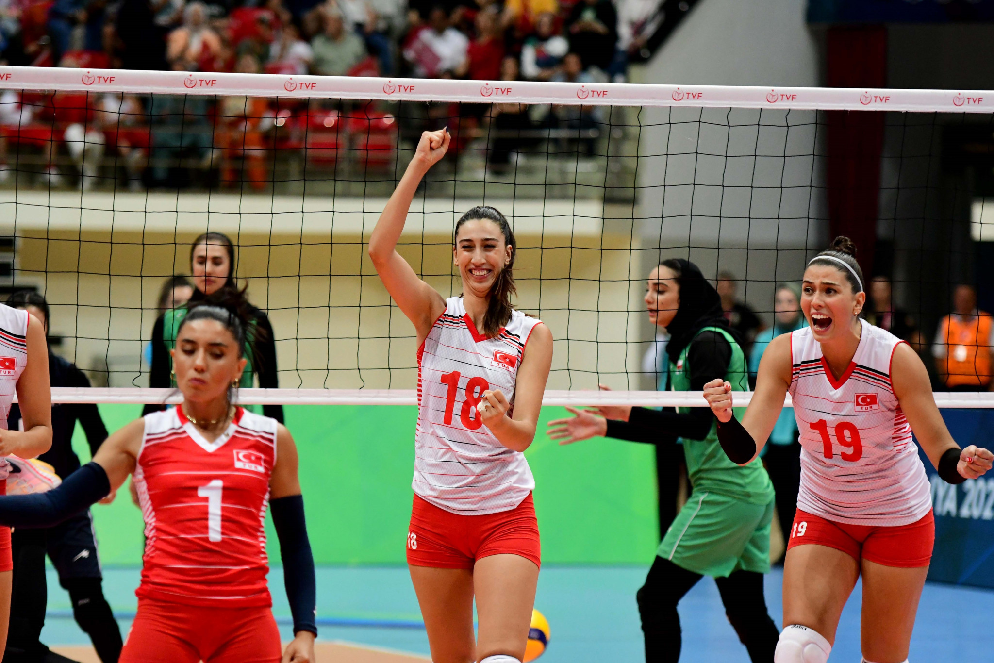 Turkey saw off Iran in straight sets to win women's volleyball gold in front of a big crowd ©Konya 2021