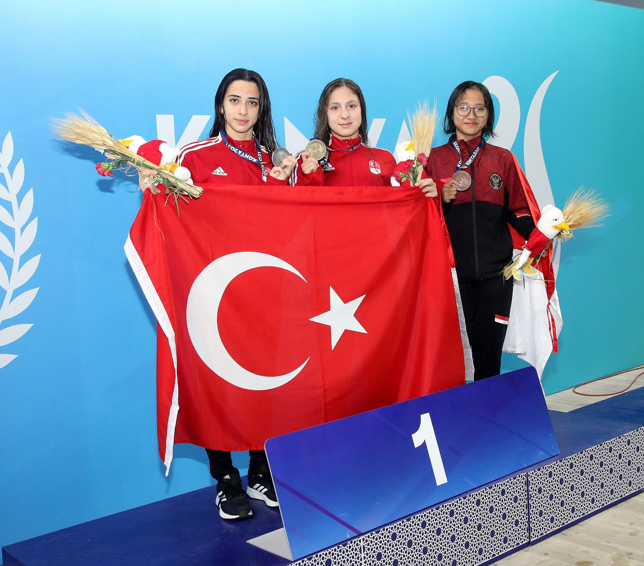Turkey claimed seven more golds in the swimming pool as Merve Tuncel, centre, broze the Games record to win the women's 1500m freestyle title  ©Konya 2021