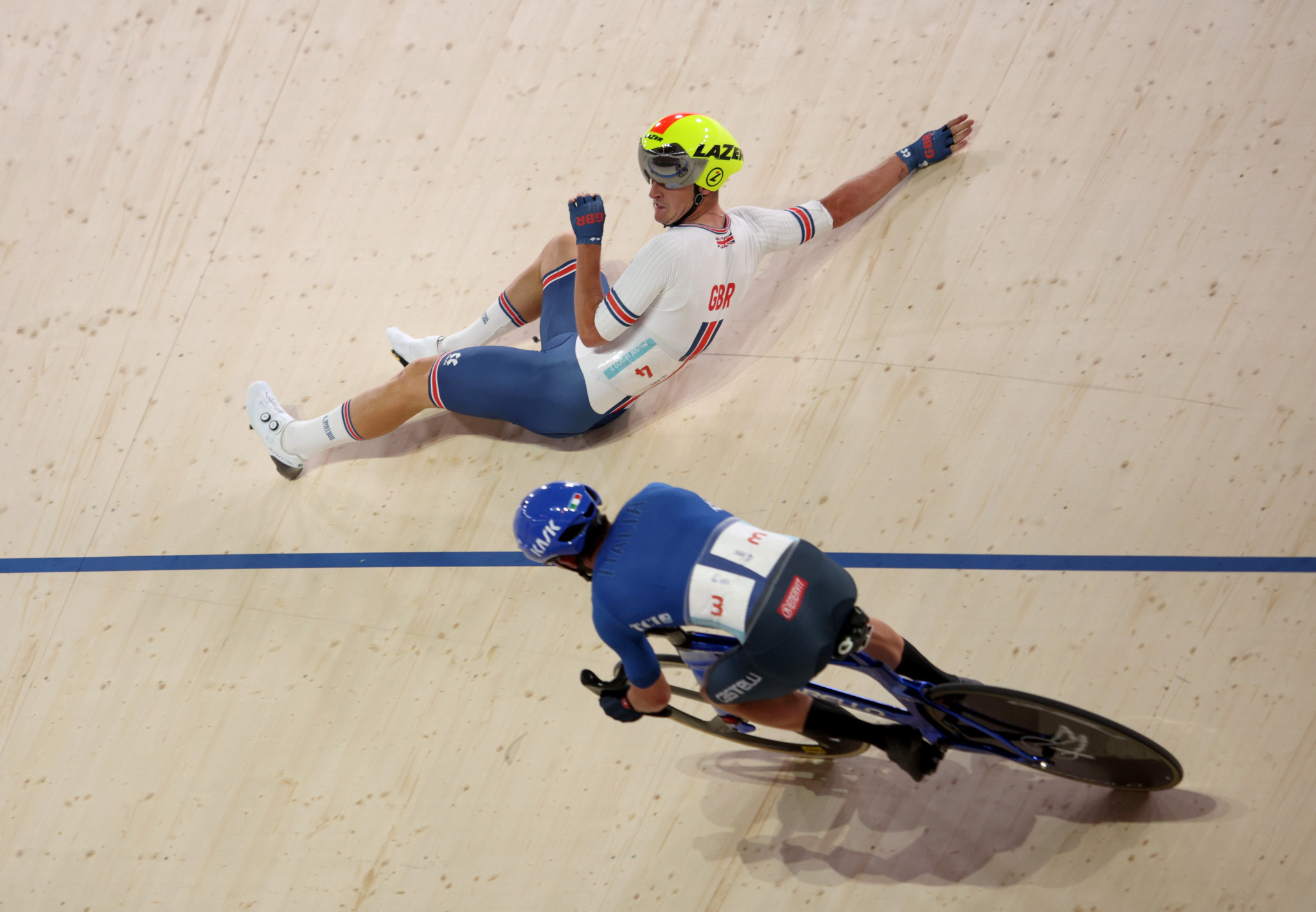British cyclist William Tidball crashes during the men's madison on the final day of track cycling competition ©Getty Images