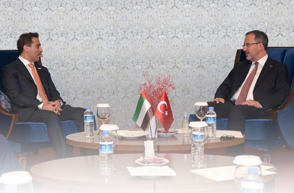UAE NOC vice-president Ahmad Belhoul Al Falasi, left, talks with Turkish Sports Minister Mehmet Kasapoğlu in Konya ©UAE NOC