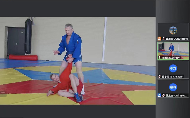 Sergey Tabakov demonstrated basic sambo techniques in the seminar in addition to the history of sambo, the rules and refereeing methods ©FIAS