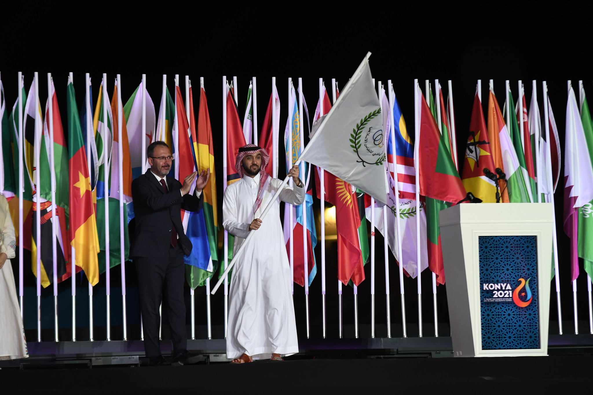 ISSF President Prince Abdulaziz bin Turki Al-Faisal receives the ISSF flag from Turkish Sports Minister Mehmet Kasapoğlu ©Konya 2021