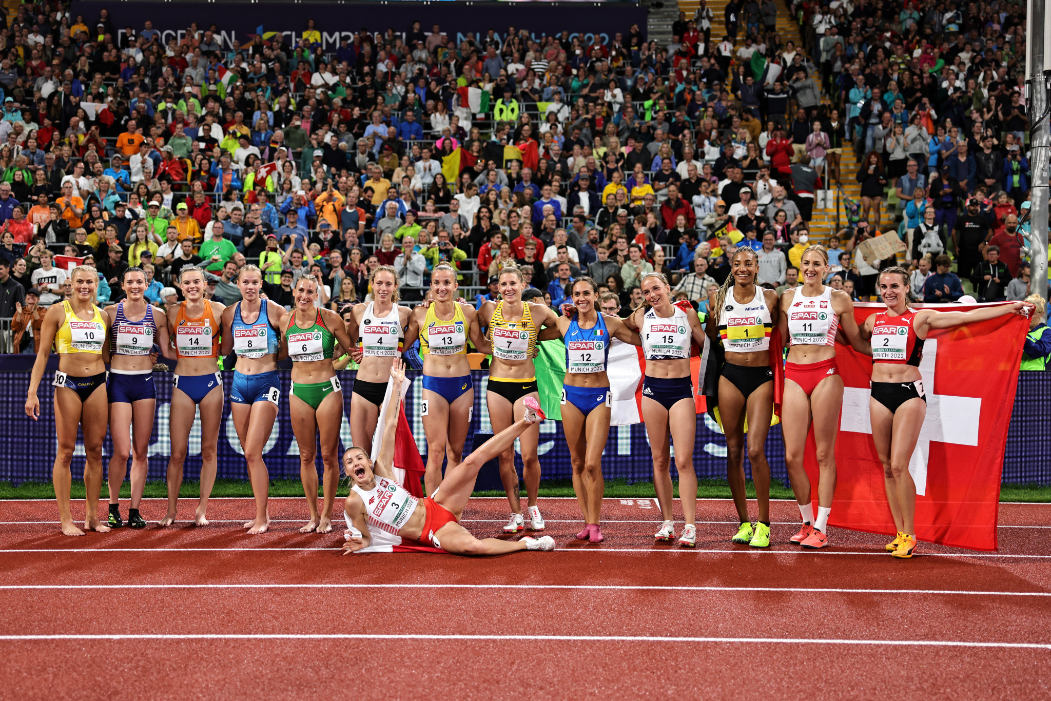 Participants in the women's heptathlon pose for a photo together after two days of gruelling competition ©Getty Images
