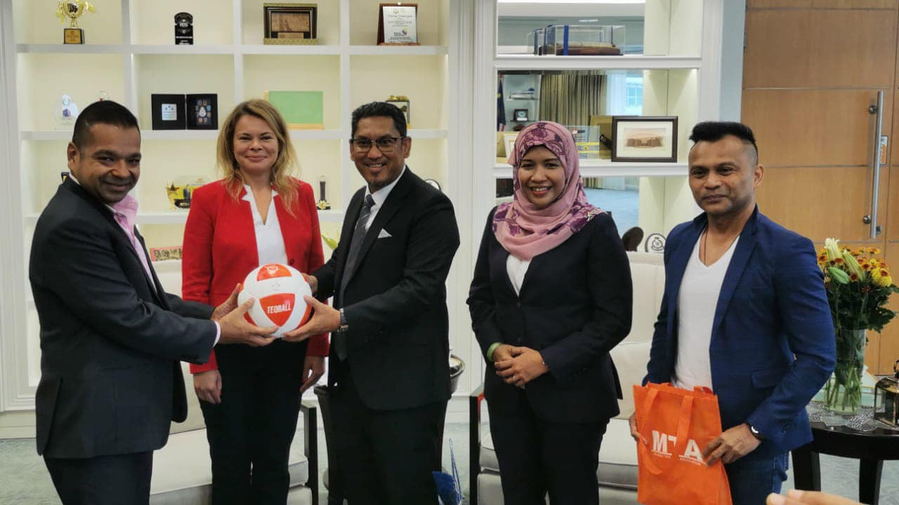 A Malaysia Teqball Association delegation met Sports Minister YB Dato' Seri Ahmad Faizal bin Azumu, centre ©Facebook/myteqball