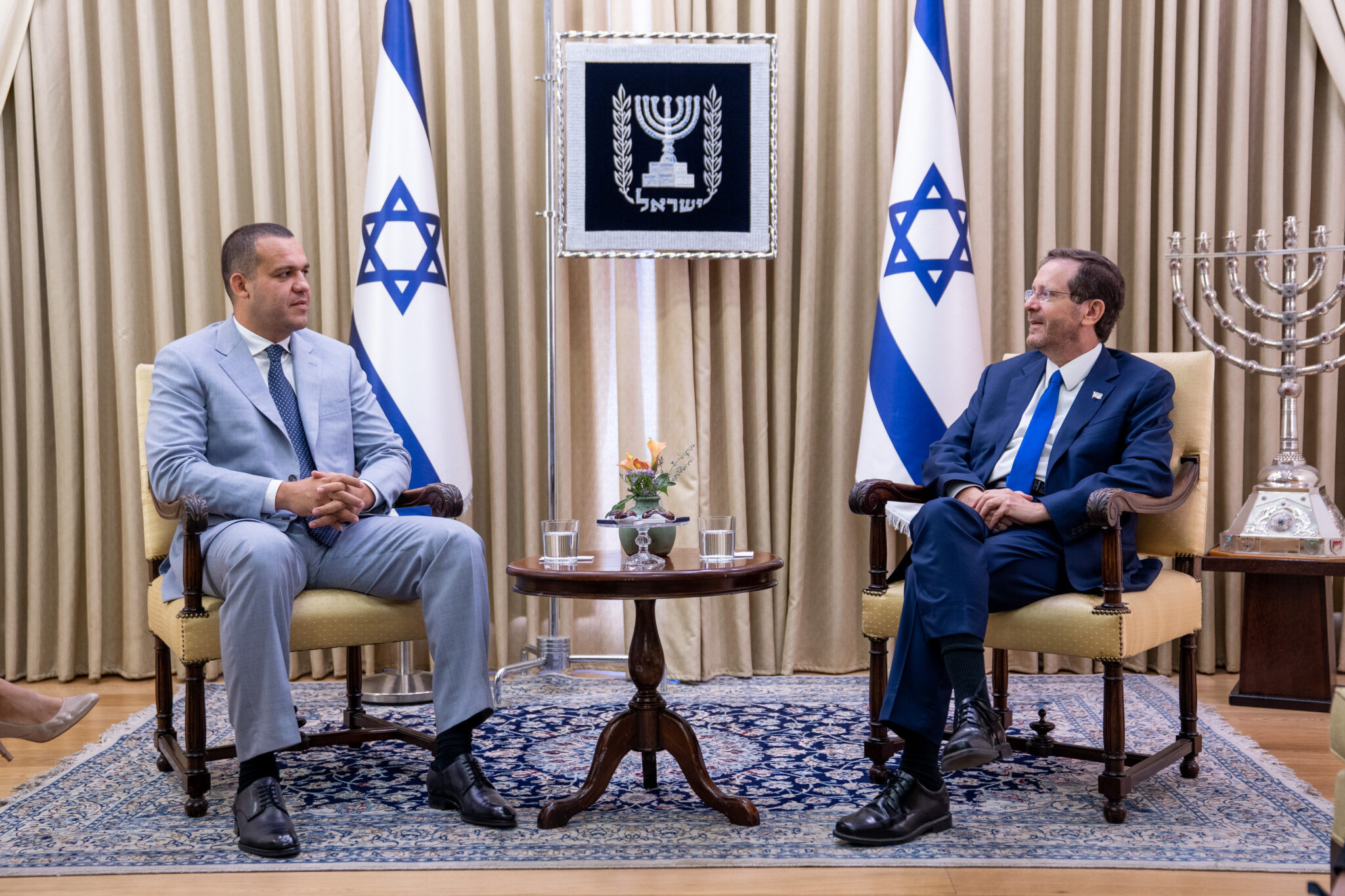 Umar Kremlev, left, met with Isaac Herzog, right, to discuss developing boxing in Israel ©IBA 
