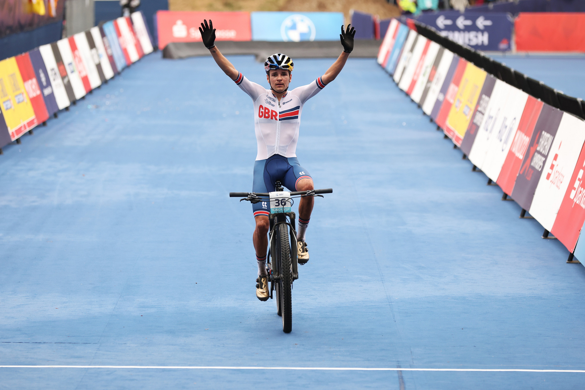 Britain's Tom Pidcock broke clear to take men's mountain bike cross-country gold at Munich 2022 ©Getty Images