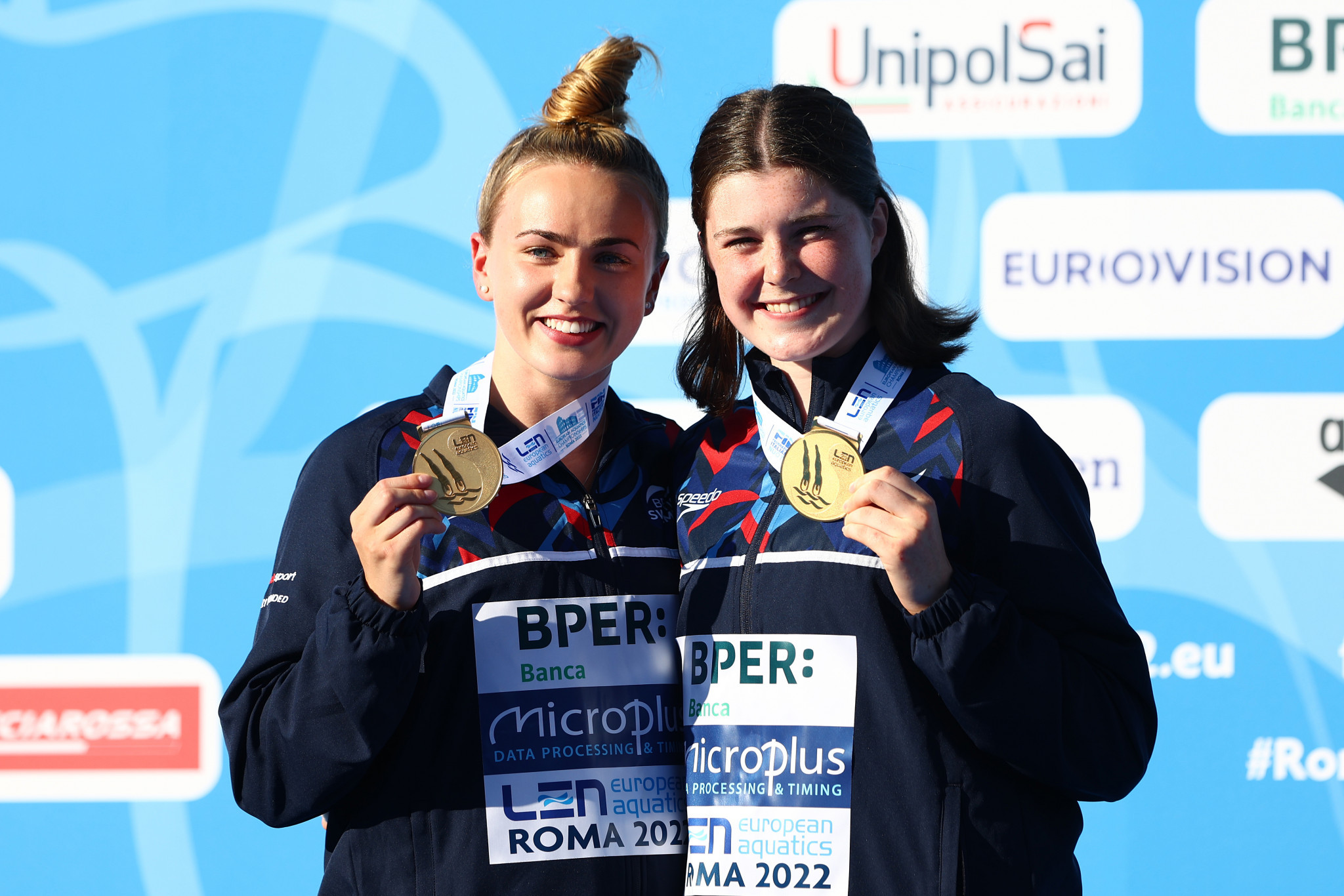 British duo Andrea Spendolini-Sirieix and Lois Toulson with the gold medals they won in the women's synchronised platform category today ©Getty Images