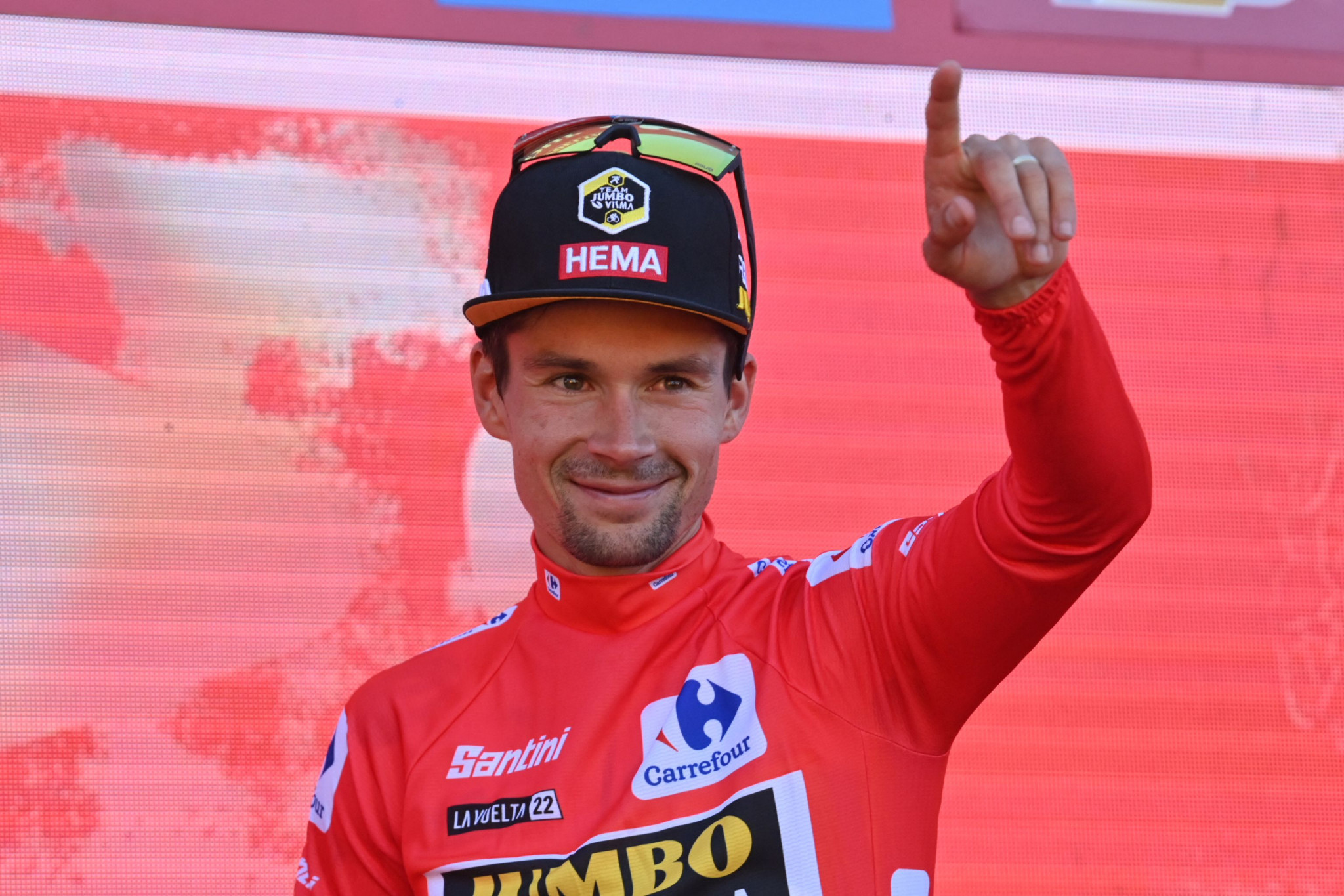 Roglič takes overall lead of Vuelta a España with impressive sprint on stage four