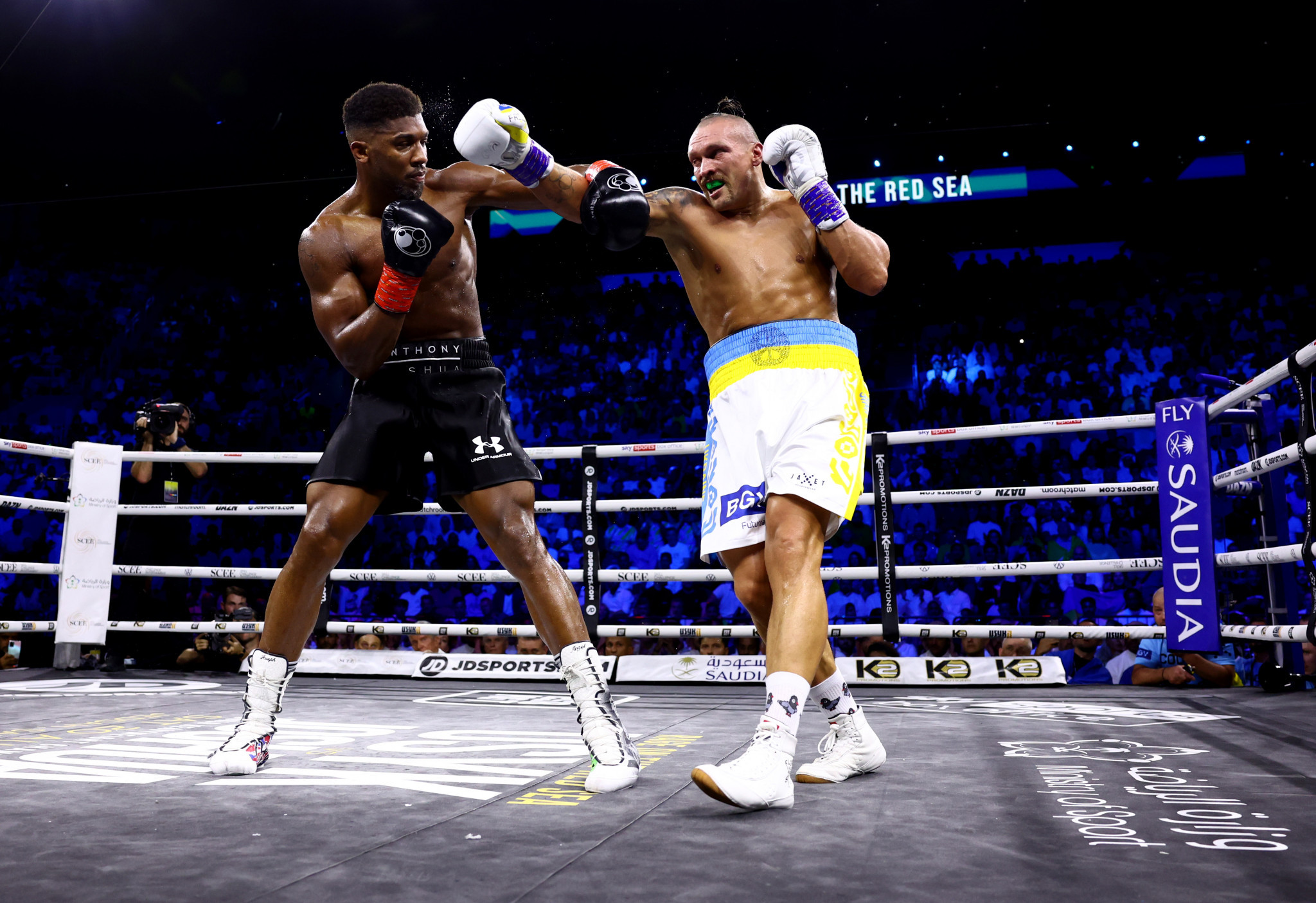 Oleksandr Usyk, right, outclassed fellow Olympic gold medallist Anthony Joshua for a second time ©Getty Images