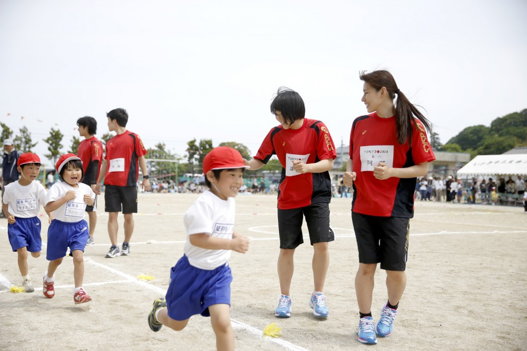 The students were supported during the day by eight young Japanese athletes