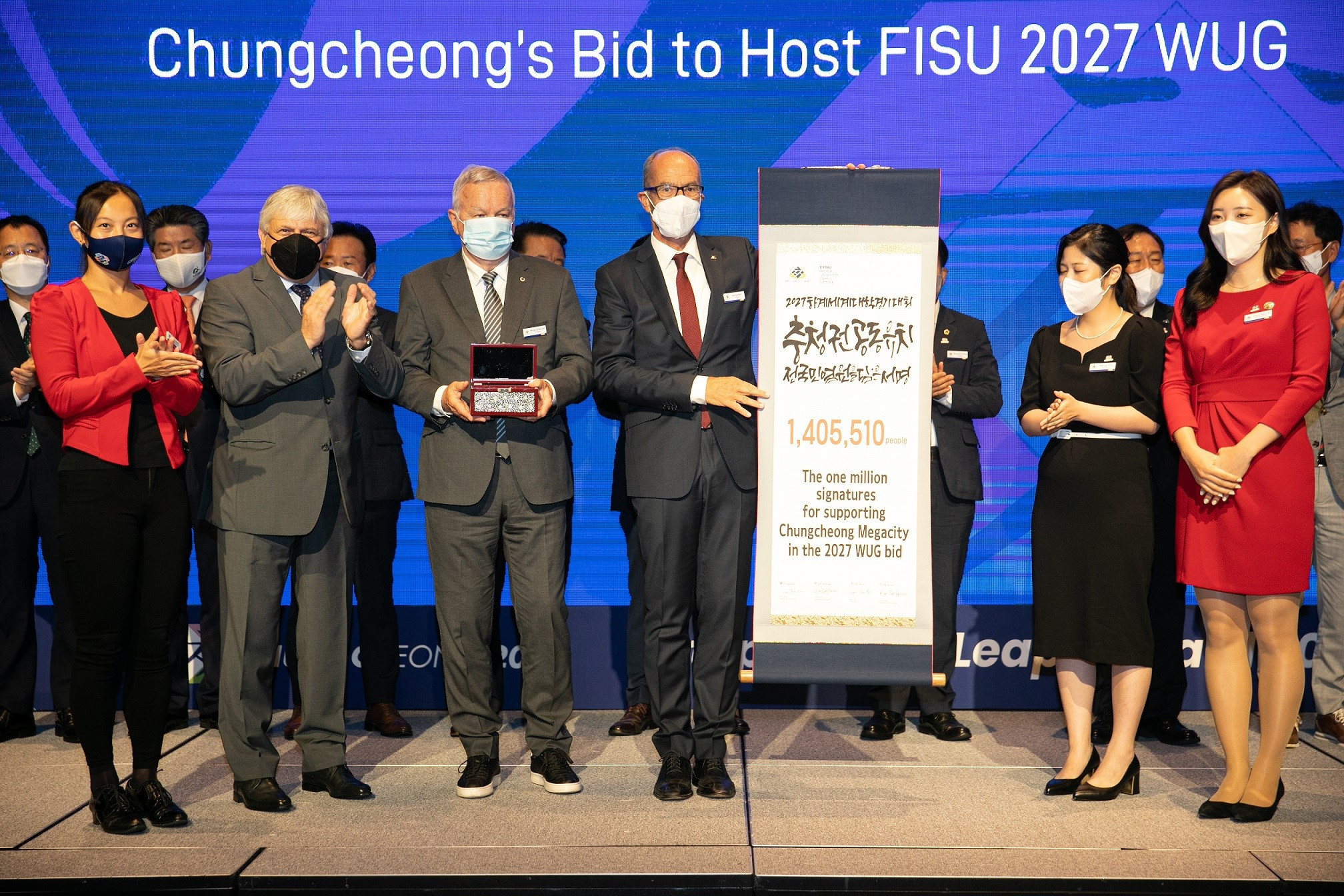 Chungcheong 2027 presented a box and scroll featuring signatures from citizens to the FISU Evaluation Committee ©Chungcheong 2027