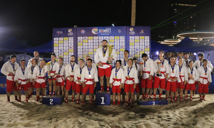 The FIAS team were victorious at the World Beach Sambo Championships ©FIAS