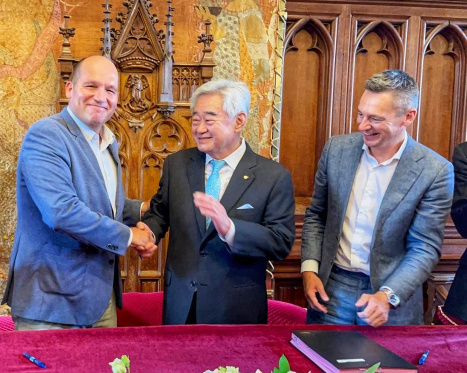 Brussels Mayor Phillipe Close, left, signed the MoU with THF chair and World Taekwondo President Chungwon Choue and Brussels Deputy Mayor Benoit Hellings ©World Taekwondo