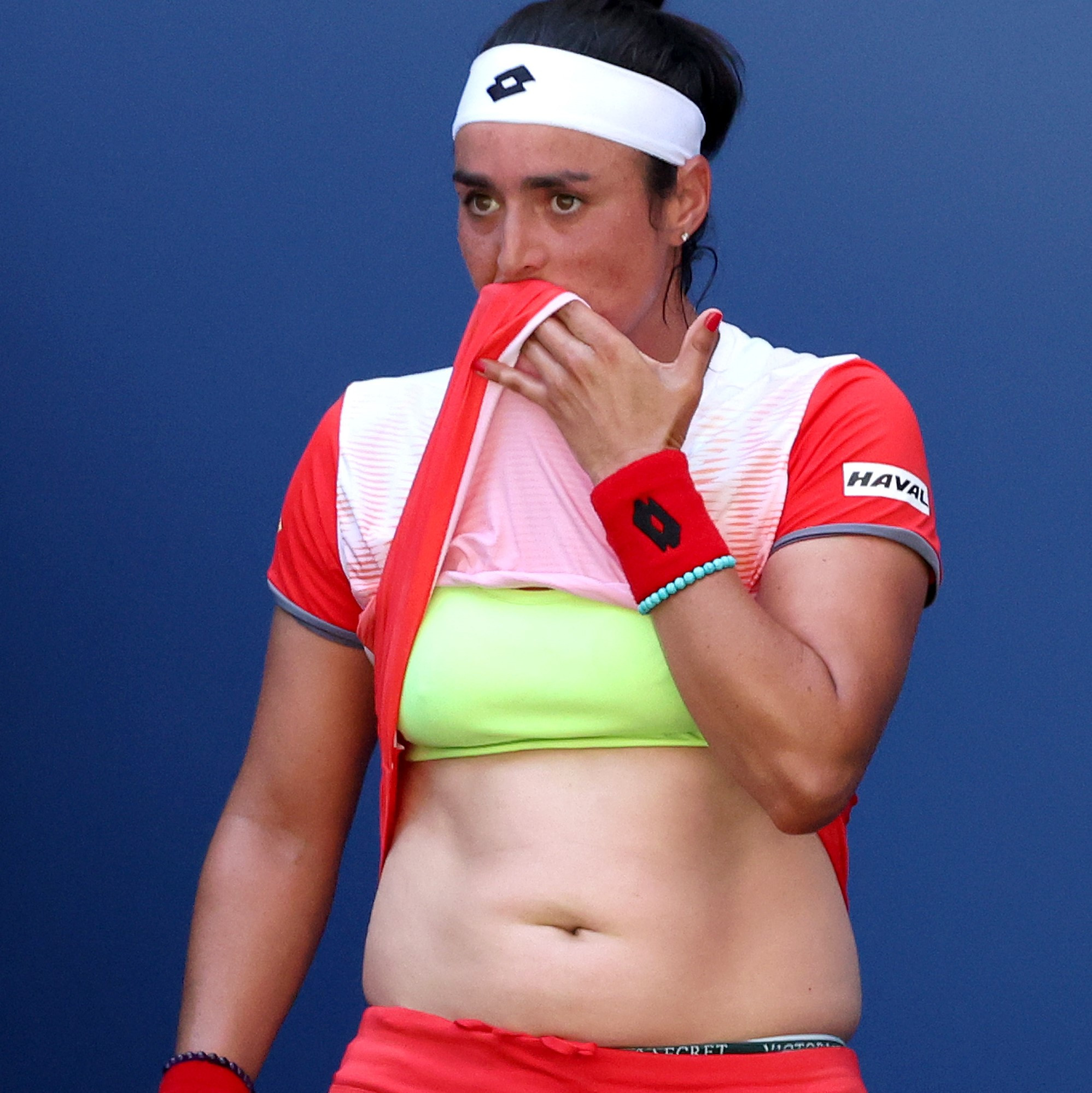 Ons Jabeur puts her top over her mouth during her third-round win over Shelby Rogers ©Getty Images