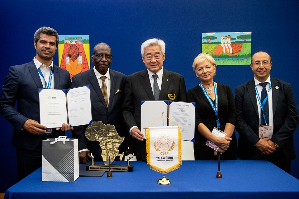 THF chair Chungwon Choue signed the agreements ©World Taekwondo
