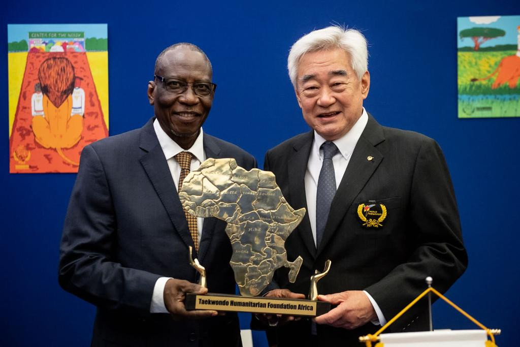 THF Africa chair Ide Issaka, left, thanked THF chair Chungwon Choue, right, for supporting refugees around the world ©World Taekwondo