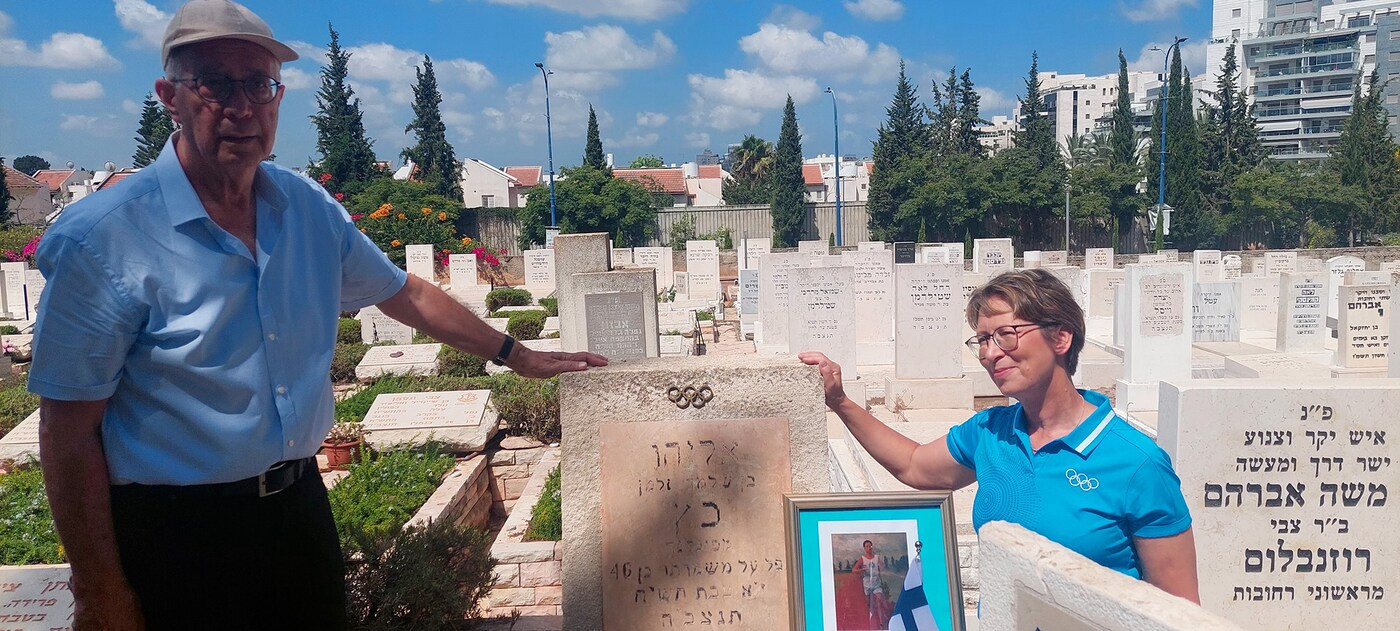 IOC member Sari Essayah at the grave of 1924 Olympic champion Elias Katz in Israel ©Sari Essayah 