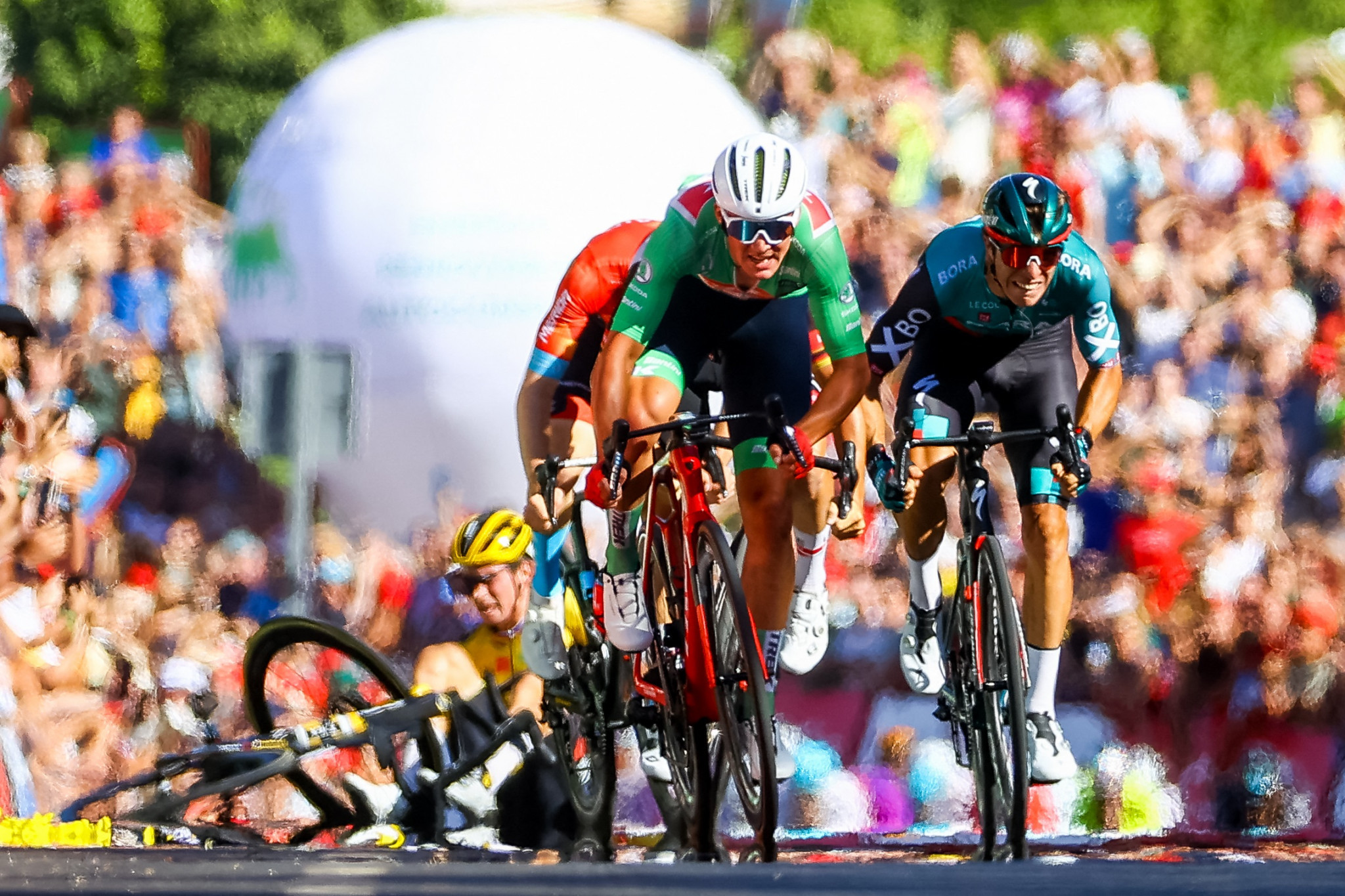 Pedersen wins 16th stage as Roglič crashes in thrilling Vuelta a España finish
