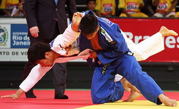 Eduardo Santos ended Japanese domination to claim a home victory today at the Rio 2016 test event ©IJF