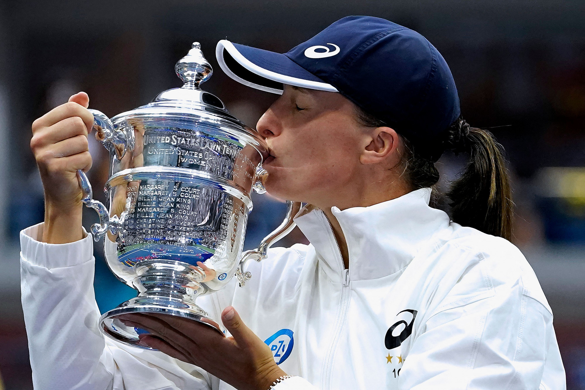 Iga Świątek beat Ons Jabeur of Tunisia 6-2, 7-6 to win the women's singles US Open trophy ©Getty Images