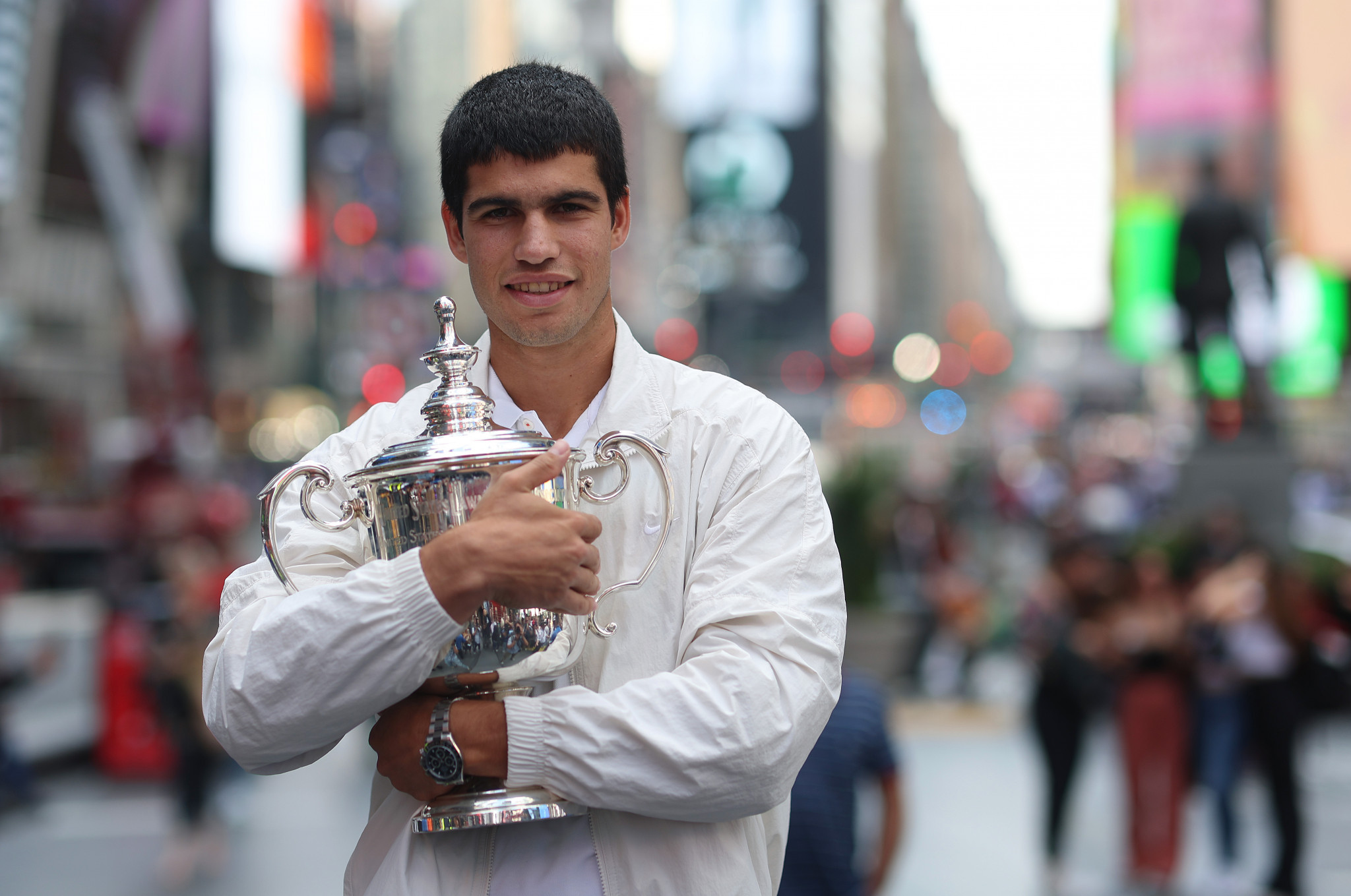 Carlos Alcaraz poses with the US Open trophy at Times Square ©Getty Images