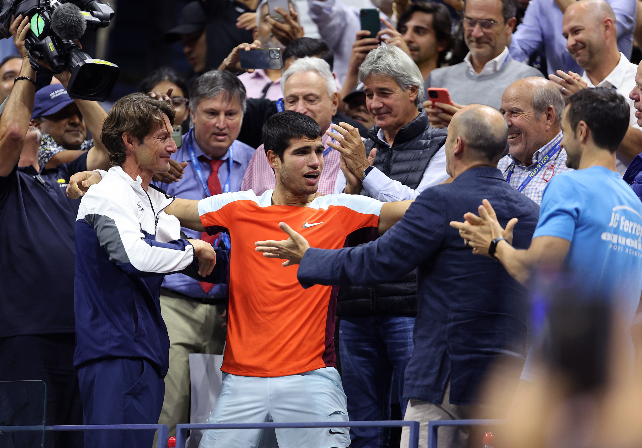 Carlos Alcaraz celebrates with his support team after winning the US Open title ©Getty Images