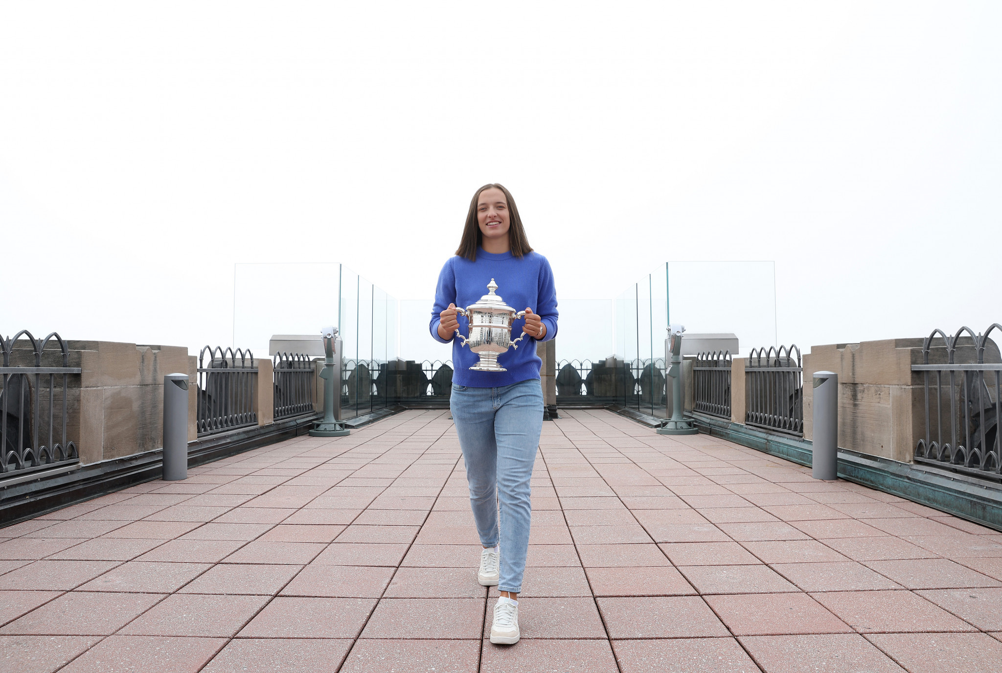 Poland's Iga Swiatek poses with the women's singles trophy at Top of the Rock in New York ©Getty Images