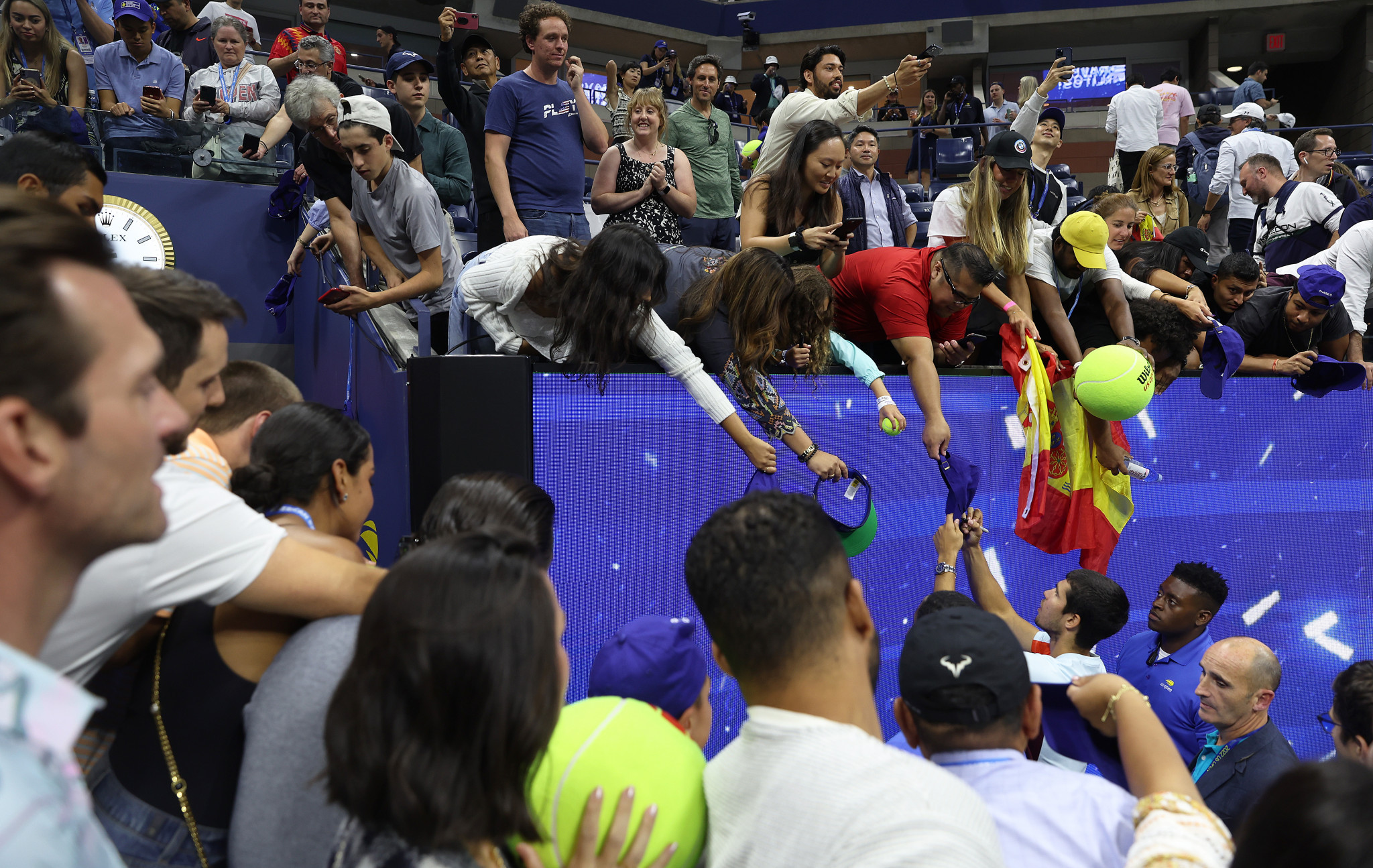 Fans queue for Alcaraz's signature in the aftermath of the men's singles final ©Getty Images