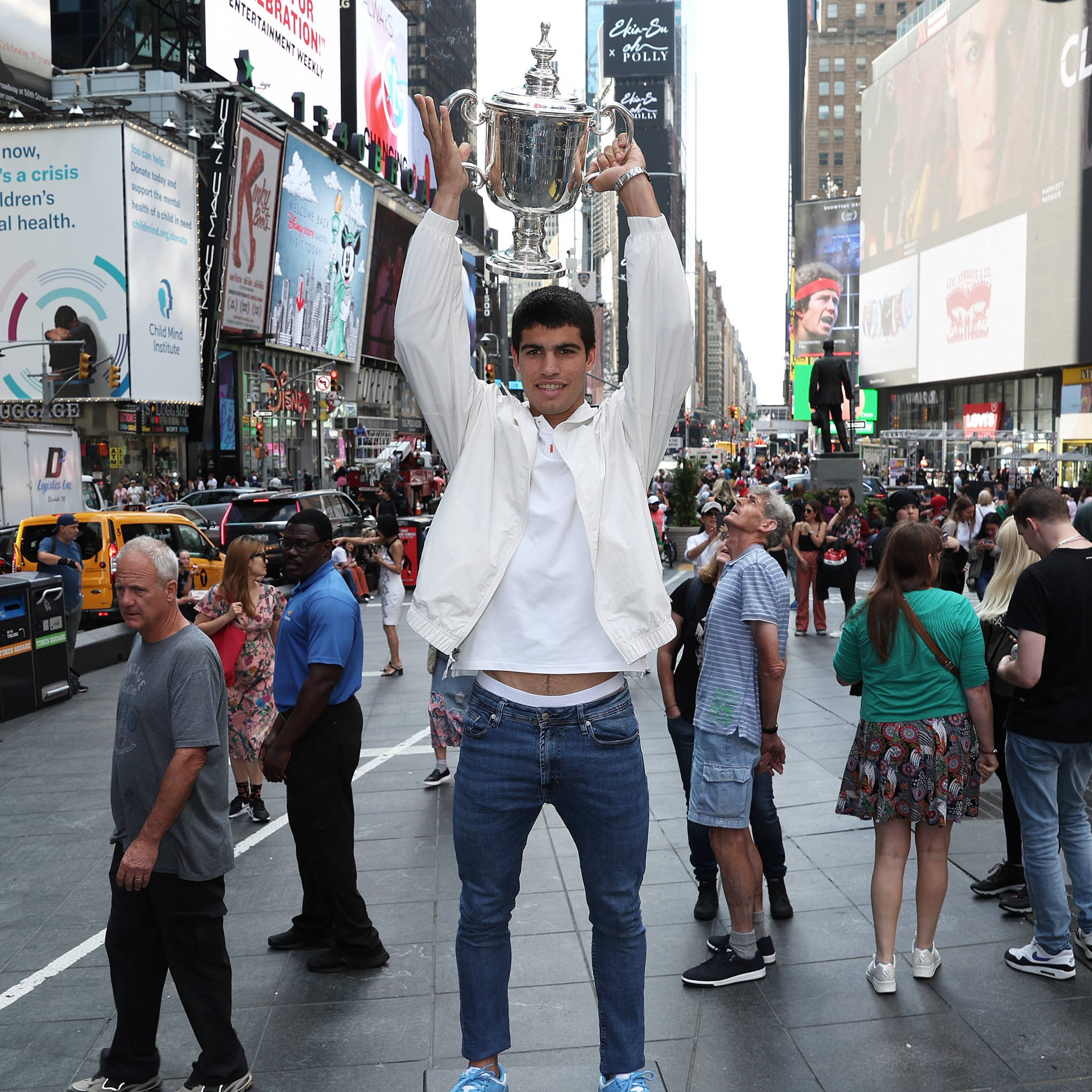 Carlos Alcaraz holds aloft the men's singles trophy at Times Square in New York ©Getty Images