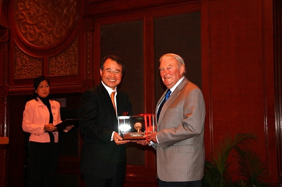Jeff Robson, right, received the Herbert Scheele Award from BWF President Kang Young Joong for outstanding service to the sport in 2009 ©BWF
