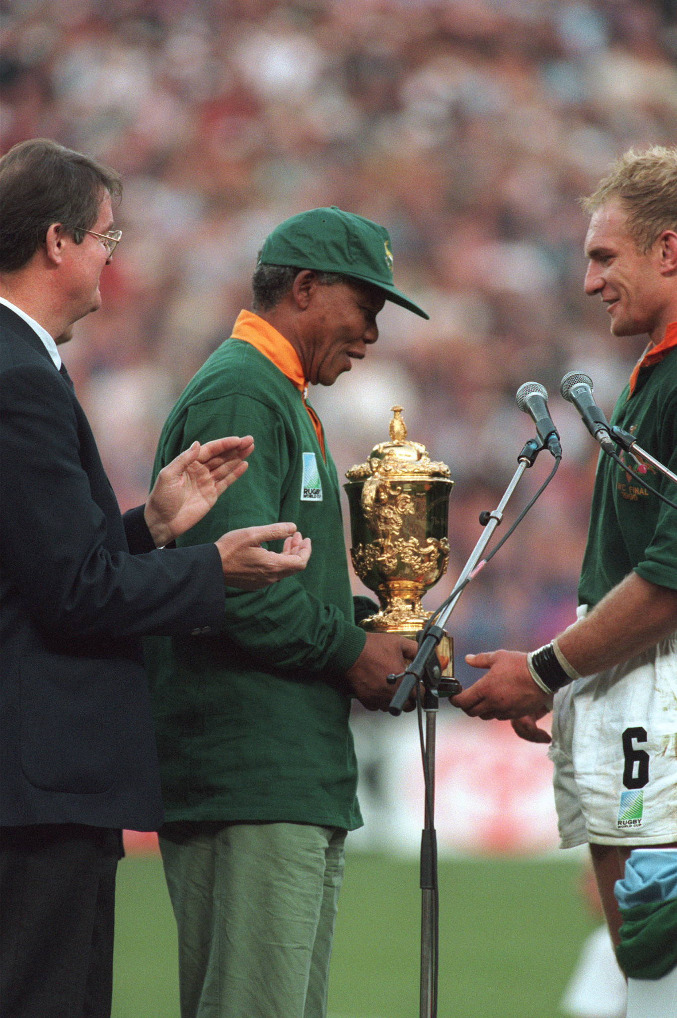 Nelson Mandela wore the South African rugby jersey as he presented the World Cup to Francois Pienaar in 1995  ©Getty Images