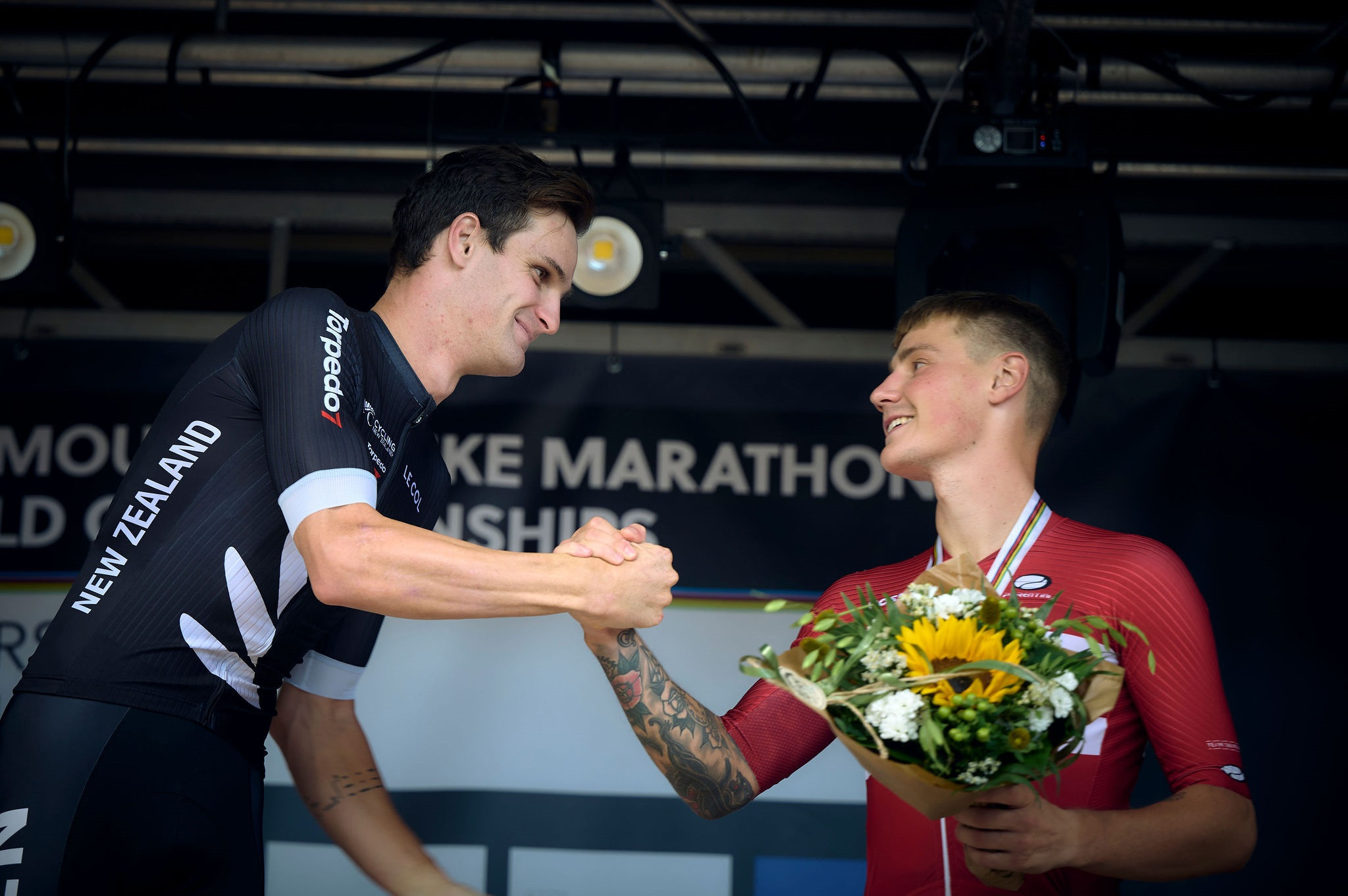 Denmark’s bronze-medallist Simon Andreassen, right, congratulates the victorious Gaze, left ©Ard Jongsma (Triangle Region)