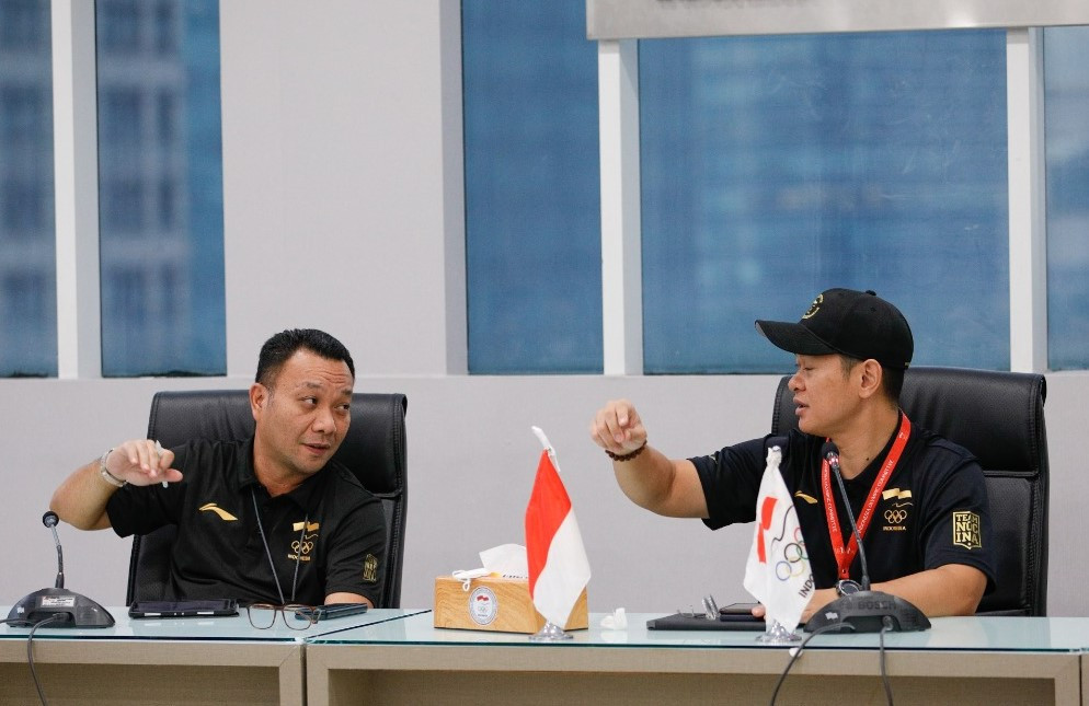 Ferry Kono, left, has resigned as secretary general of the Indonesian Olympic Committee ©KOI