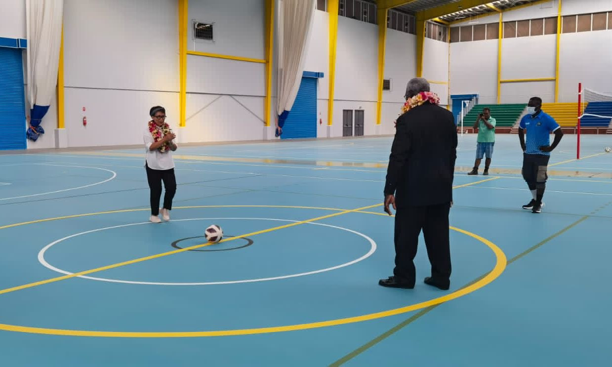 Retno Marsudi and Manasseh Sogavare got up close and personal with the new futsal courts ©Twitter/Menlu_RI
