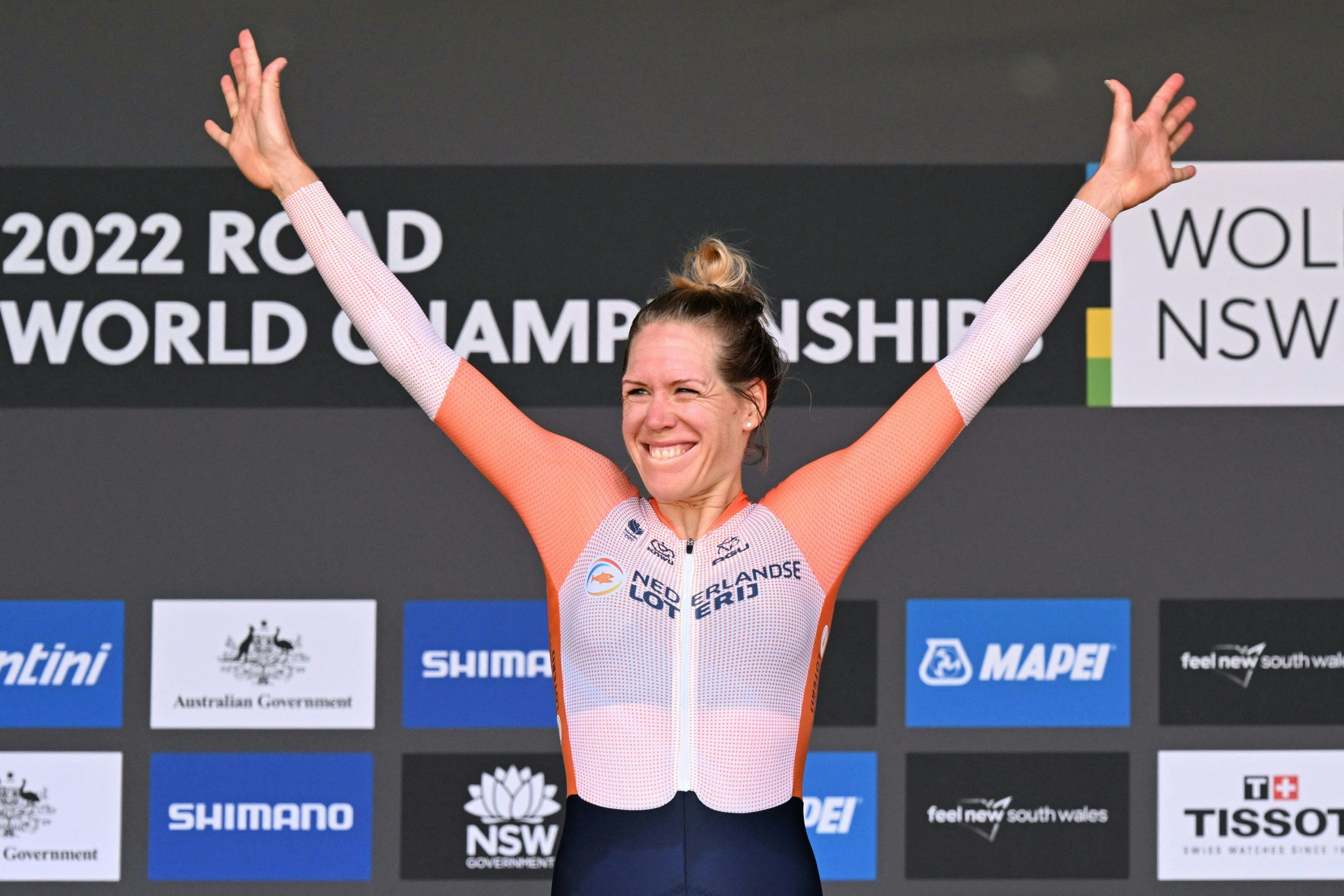 Van Dijk reclaims title as Foss shocks opponents at UCI Road World Championships