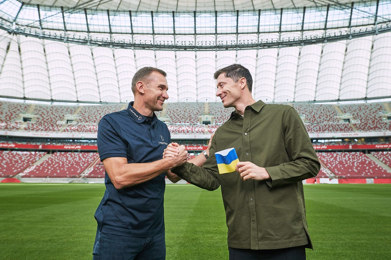 Ukrainian legend Andriy Shevchenko, left, gave a special captain's armband to Polish star Robert Lewandowski, right ©Laureus Sport For Good