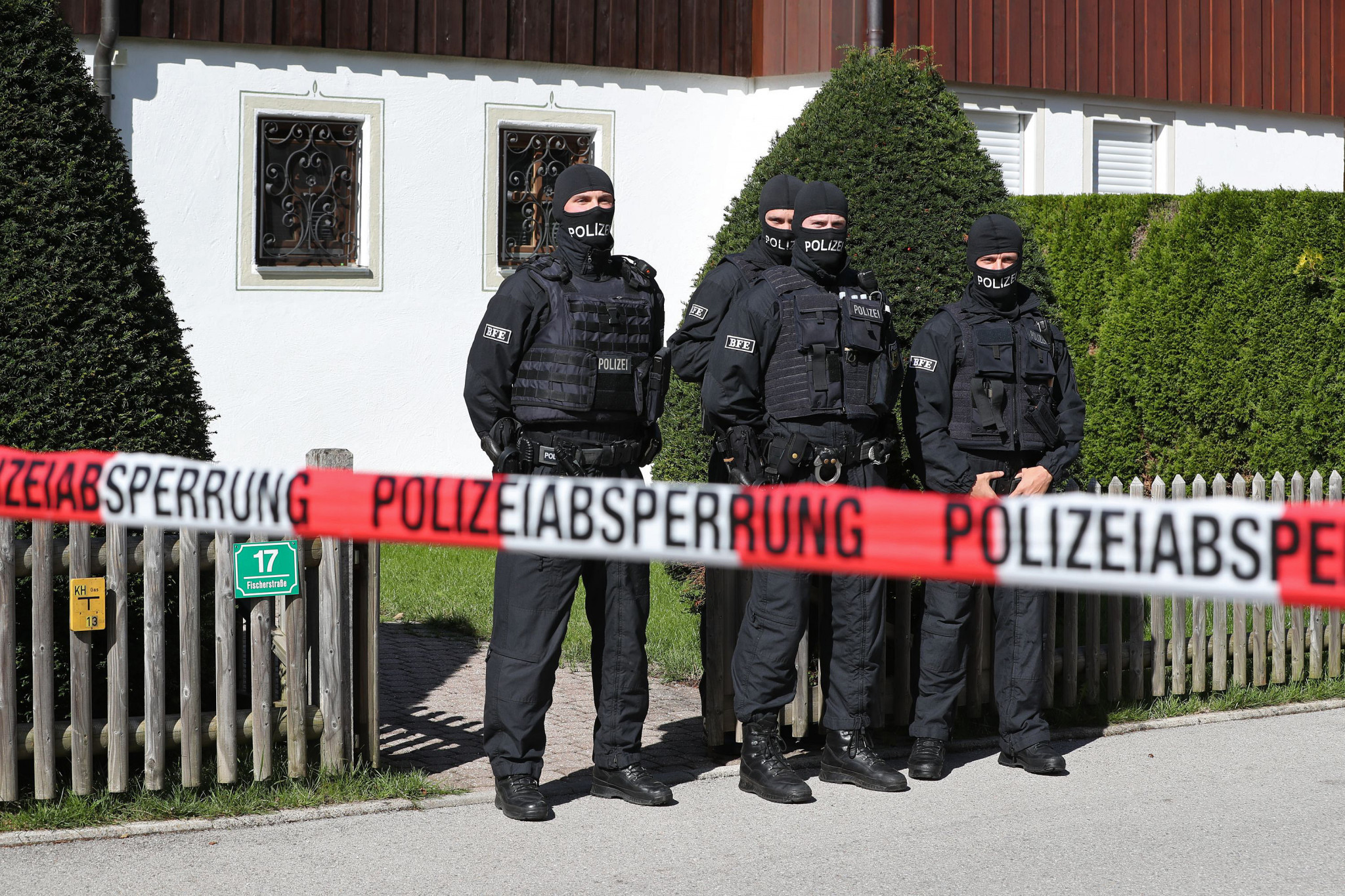 Police stand outside a Tegernsee lakeside villa ©Getty Images