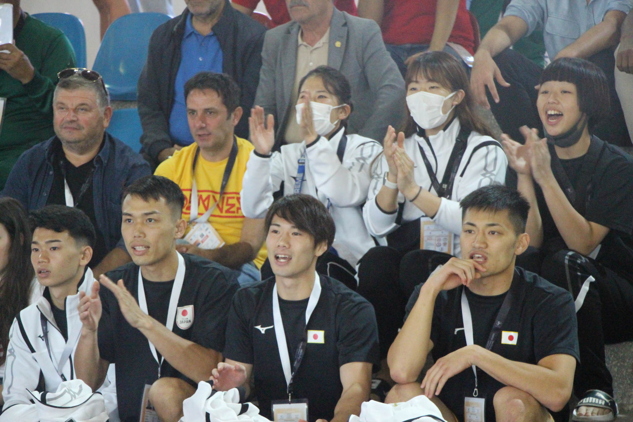 The Japanese team cheering on their team-mates ©FISU
