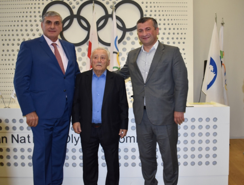 Rafael Chimishkyan, centre, received several honours for his outstanding career, including being made an honorary citizen of Georgia's capital Tbilisi ©GNOC