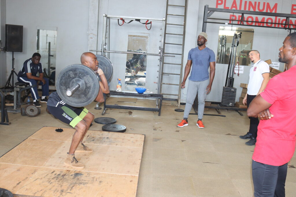 IWF instructor Ervin Rozsnyik, second to right, oversaw participants taking part in the weightlifting training ©MOC