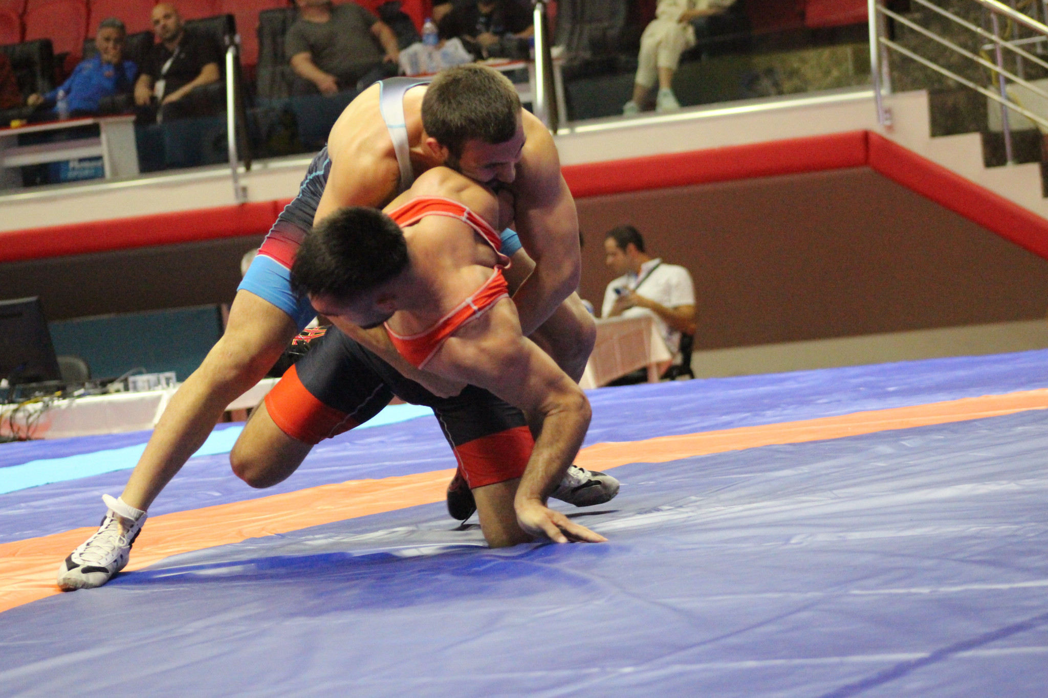 A wrestler attempted to ground his opponent, which leads to a score of two points ©FISU
