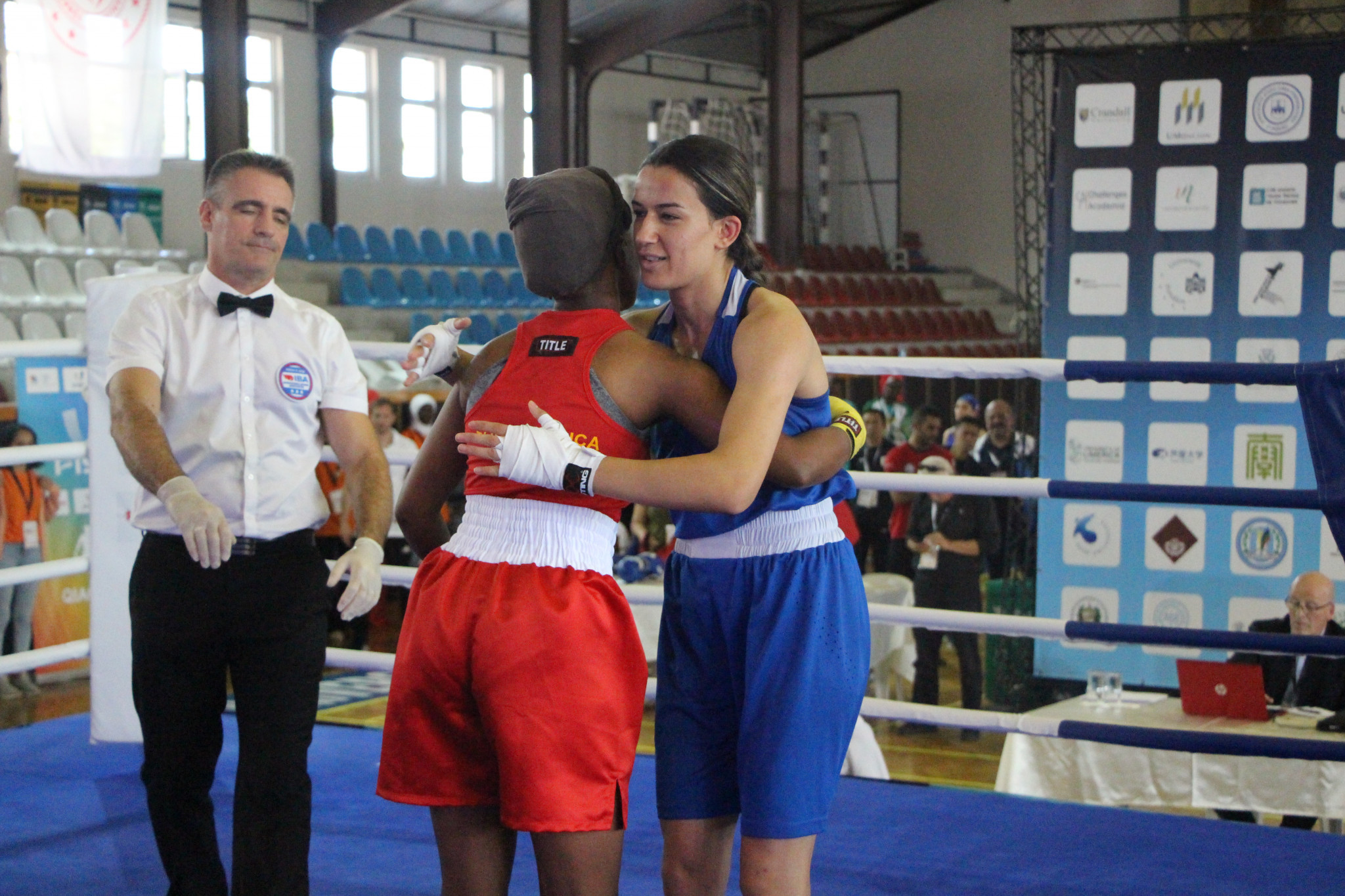 Hatice Akbaş, in blue, claimed a gold medal in boxing at the FISU World Cup Combat Sports ©FISU
